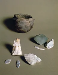 Ceramika, topory i groty strzał, z neolitycznego obozu w Abingdon, Berkshire, prawdopodobnie 6000-4000 p.n.e. (ceramika i kamień)